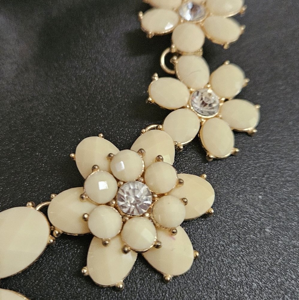 Charming Charlie Cabochon Flower Necklace Beautiful - Picture 2 of 6